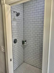 普雷斯科特The 1900 House 1 Block From DT的浴室设有白色瓷砖和淋浴。 更多13张照片