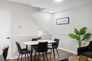 フーバーにあるCharming 2BR Duplex 15 Min to BHMのギャラリーの写真