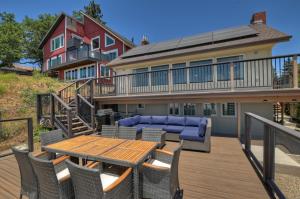 a deck with a table and chairs and a house at Lake Gregory Skyline Ridge in Crestline