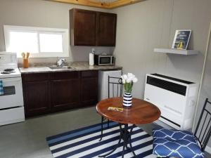 Η κουζίνα ή μικρή κουζίνα στο Westlake Waupoos Cottage