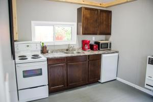 Η κουζίνα ή μικρή κουζίνα στο Westlake Waupoos Cottage