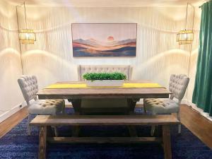 ein Esszimmer mit einem Holztisch und Stühlen in der Unterkunft BRAND NEW Classic Fire Pit 2 Kings Pet Friendly in Arvada