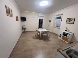a kitchen and dining room with a table and chairs at Villa Fava in Falciano del Massico