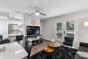 胡佛Stylish 2BR Duplex with Easy Access to Birmingham的带沙发和桌子的客厅