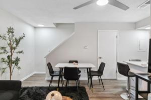 Stylish 2BR Duplex with Easy Access to Birmingham的休息区