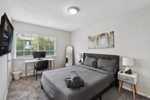 Stylish 2BR Duplex with Easy Access to Birmingham的电视和/或娱乐中心