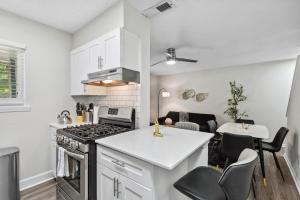 胡佛Stylish 2BR Duplex with Easy Access to Birmingham的带炉灶的厨房 客厅旁的顶级烤箱 更多21张照片