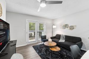 胡佛Stylish 2BR Duplex with Easy Access to Birmingham的带沙发和桌子的客厅