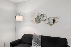 Stylish 2BR Duplex with Easy Access to Birmingham的休息区