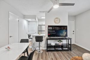 Stylish 2BR Duplex with Easy Access to Birmingham的电视和/或娱乐中心