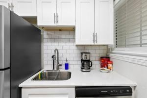 Stylish 2BR Duplex with Easy Access to Birmingham的厨房或小厨房
