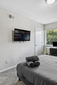 Stylish 2BR Duplex with Easy Access to Birmingham客房内的一张或多张床位