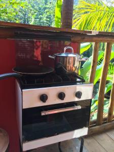 パラチにあるEco Lodge in nature -10 min to Paraty centerlの鍋付きコンロ