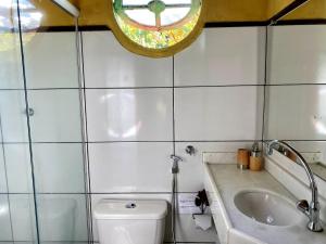 パラチにあるEco Lodge in nature -10 min to Paraty centerlのトイレ、洗面台、窓のあるバスルーム +20枚の写真