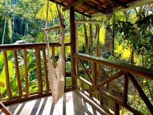 パラチにあるEco Lodge in nature -10 min to Paraty centerlのウッドデッキのポーチ(ハンモック付)