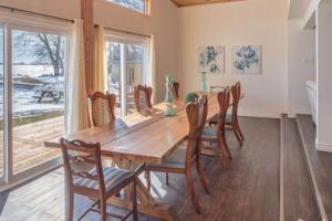 een eetkamer met een houten tafel en stoelen bij Westlake Consecon Cottage in Wellington