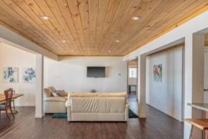 een woonkamer met een bank en een tafel bij Westlake Consecon Cottage in Wellington