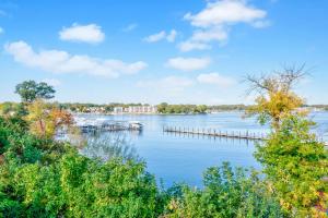 une vue sur un lac avec un quai dans l'établissement Sunset Shores at the Stillwater in Bridges Bay Resort, à Arnolds Park 1 autre photo