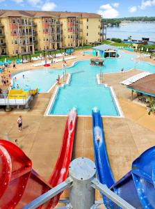 un parc aquatique avec un toboggan et une piscine dans l'établissement Sunset Shores at the Stillwater in Bridges Bay Resort, à Arnolds Park