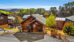 Una vista aérea de una cabaña de troncos con entrada para vehículos. en Starry Mountain View- Hot Tub - Pool Table - Prime Location, en Pigeon Forge