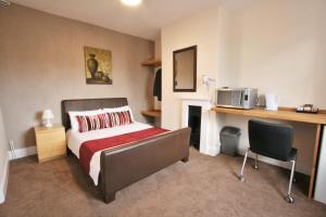 Postel nebo postele na pokoji v ubytování Central Hotel Cheltenham by Roomsbooked
