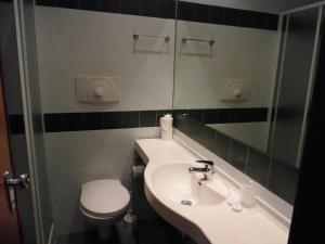 Ett badrum på Hotel Valverde