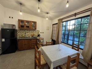 una cucina con tavolo e una cucina con tavolo e tavolo di La Casita a Durazno