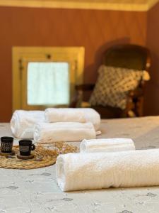 En eller flere senge i et værelse på Maison Mezzanotte Mansarda Chic in Centro con Parcheggio Privato