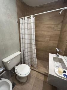 łazienka z toaletą i umywalką w obiekcie Comodo dpto para 2 en pleno centro de Salta - Bonavista Rentals w mieście Salta