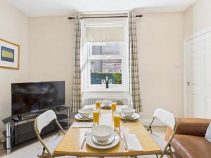 TV a/nebo společenská místnost v ubytování RestfullStays- 3 Bedroom, 4 Bed House FREE PARKING