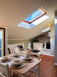 Et opholdsområde på Maison Mezzanotte Mansarda Chic in Centro con Parcheggio Privato