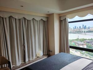Mangrove Bay Riverside Hill Riverview B&Bl紅樹灣河畔山河景民宿l豪華五房六床高層山景河景l離華發商都商場和港珠澳大橋及拱北澳門關口10分鐘l離橫琴長隆王國25分鐘l樓下北山古城食街客房内的一张或多张床位