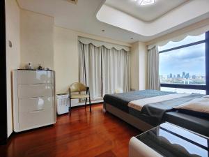 珠海Mangrove Bay Riverside Hill Riverview B&Bl紅樹灣河畔山河景民宿l豪華五房六床高層山景河景l離華發商都商場和港珠澳大橋及拱北澳門關口10分鐘l離橫琴長隆王國25分鐘l樓下北山古城食街的一间有床和窗户的酒店房间