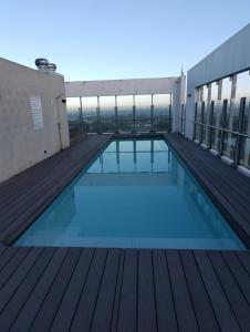 a swimming pool on the roof of a building at Tigre 3 ambientes -Estacion fluvial in Tigre