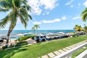 - une vue sur la plage depuis le complexe dans l'établissement South Bay Beach Club #1 - 2 Bedroom 2 Bathroom Unit, à Dog City