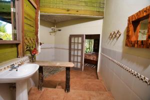A bathroom at Strawberry Fields Together