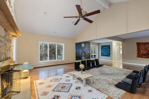 Gallery image of Big House, Hot tub, Very large backyard in Stony Point