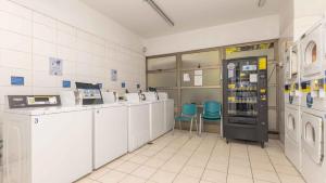 a room with two chairs and a vending machine at Apartment in Santiago-Catedral in Santiago
