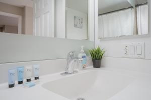 Gallery image of Luxury 2Br 2Bath 1 Prk Condo SQ1 Toronto Airport in Mississauga
