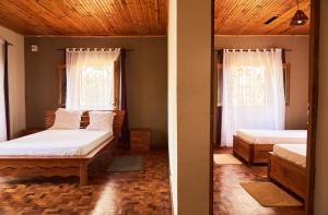 En eller flere senger på et rom på Andasibe Sifaka Lodge