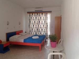 Tempat tidur dalam kamar di Ladikos Beach Hotel
