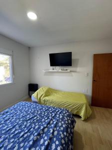 Giường trong phòng chung tại Casa con pileta cerca del aeropuerto +10 ảnh