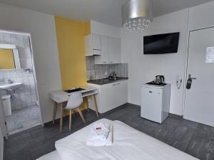 Köök või kööginurk majutusasutuses Hotel Surselva