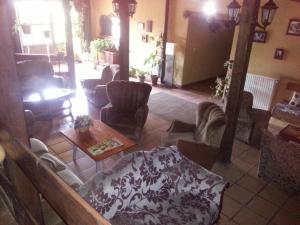 A seating area at Albergue San Pelayo Még 25 kép