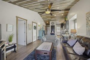 Una sala de estar con un sofá y un ventilador de techo. en The Cove 4-5 By SDC, Big Deck, Pool, Hot Tub, By Lake, en Branson