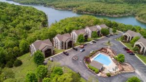 Vista aérea de una casa con piscina en The Cove 4-5 By SDC, Big Deck, Pool, Hot Tub, By Lake, en Branson