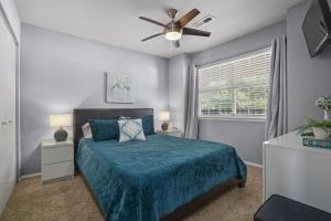 Un dormitorio con una cama y un ventilador de techo. en The Cove 4-5 By SDC, Big Deck, Pool, Hot Tub, By Lake, en Branson 71 fotos más