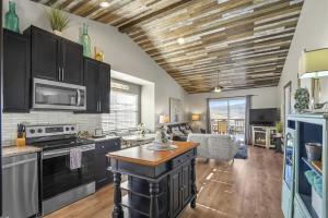 cocina con armarios negros y sala de estar. en The Cove 4-5 By SDC, Big Deck, Pool, Hot Tub, By Lake, en Branson