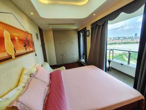 Mangrove Bay Riverside Hill Riverview B&Bl紅樹灣河畔山河景民宿l豪華五房六床高層山景河景l離華發商都商場和港珠澳大橋及拱北澳門關口10分鐘l離橫琴長隆王國25分鐘l樓下北山古城食街客房内的一张或多张床位