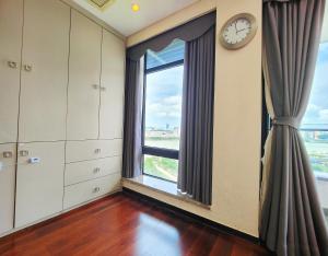 珠海Mangrove Bay Riverside Hill Riverview B&Bl紅樹灣河畔山河景民宿l豪華五房六床高層山景河景l離華發商都商場和港珠澳大橋及拱北澳門關口10分鐘l離橫琴長隆王國25分鐘l樓下北山古城食街的相册照片